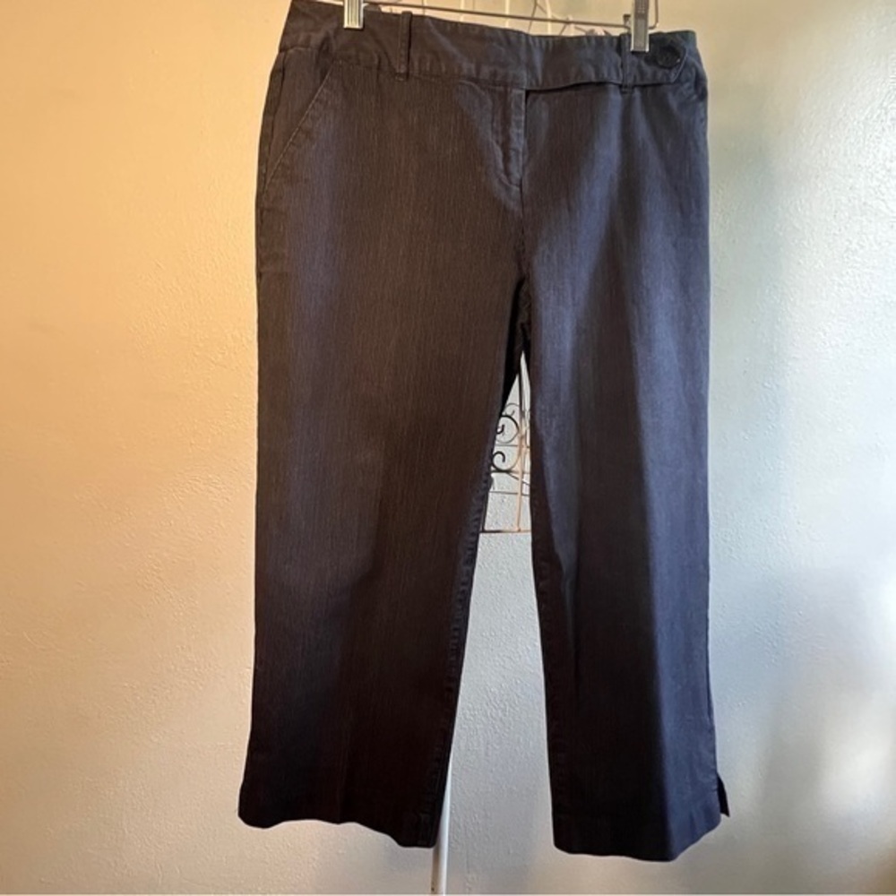 Liz Claiborne navy capri pants w/tiny white stripes. Sz 8. Preowned. Like new.